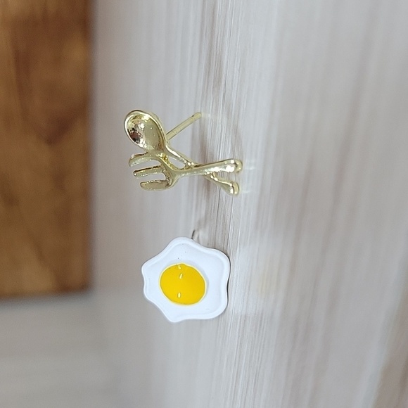 BREAKFAST TIME STUD EARRINGS - Picture 5 of 8